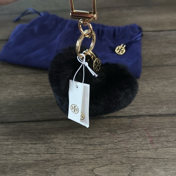 Tory Burch FUR HEART KEYCHAIN - Picture 6 of 6